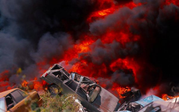 Incendio en yonke Federal de El Aguajito moviliza a bomberos de Ensenada