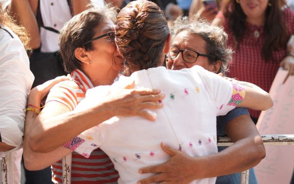 Sheinbaum celebra el Día de las Madres y exige reconocer su labor