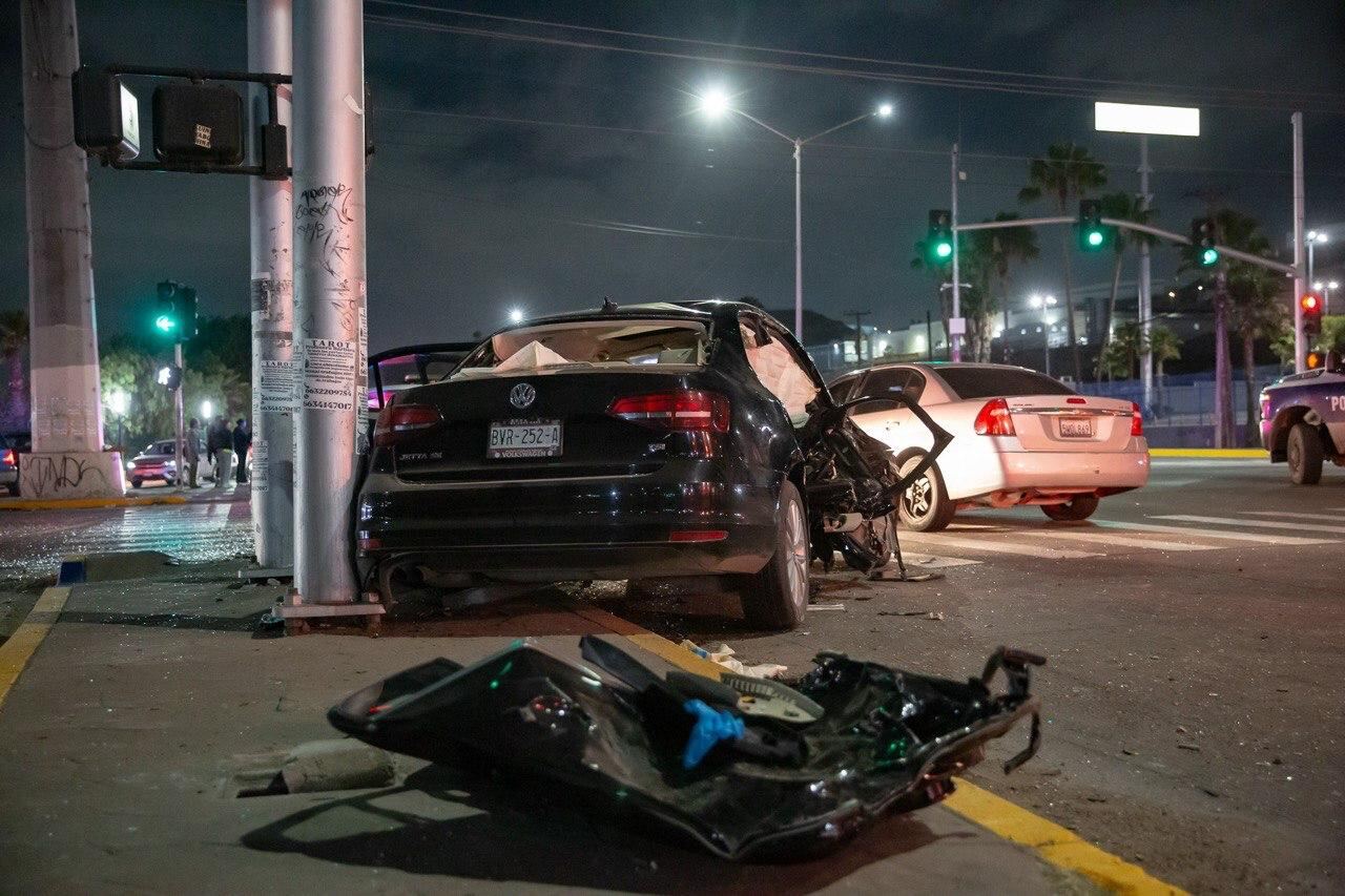 PAREJA QUEDA ATRAPADA TRAS CHOQUE EN BLVR. INSURGENTES