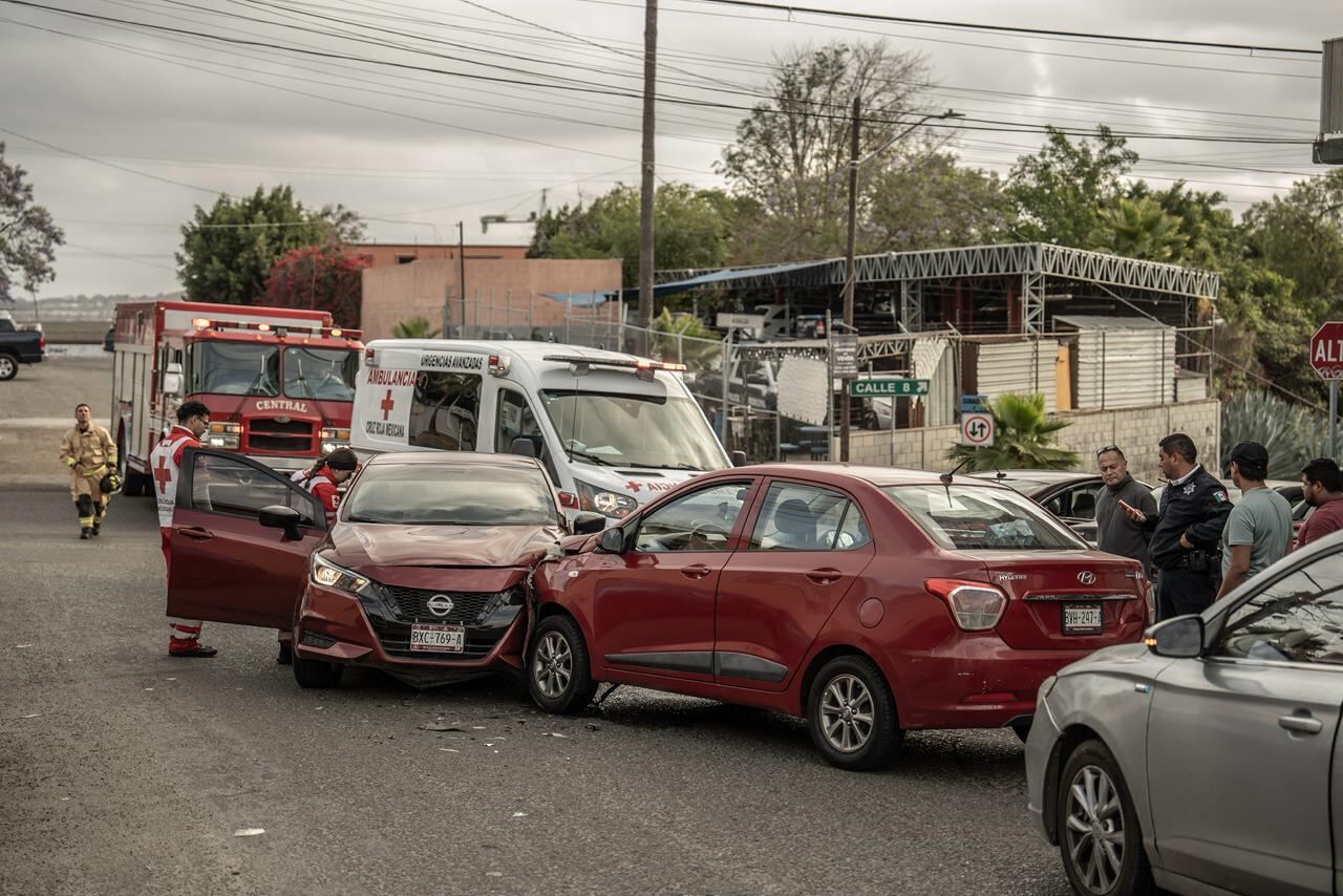 CHOQUE POR ALCANCE DEJA UNA MUJER ATENDIDA EN COLONIA INDEPENDENCIA