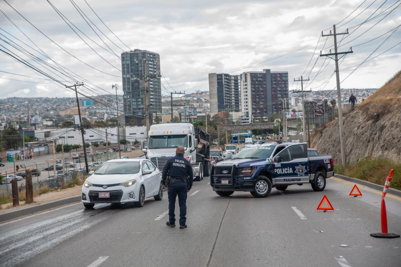 CHOQUE ENTRE AUTO Y TRÁILER COLAPSA VIALIDAD EN ZONA DE CENTRAL CAMIONERA