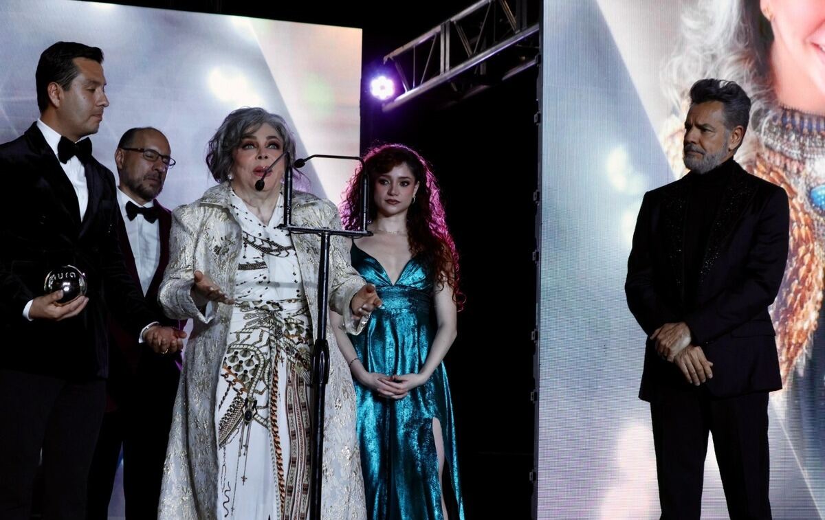 VERÓNICA CASTRO ES HOMENAJEADA COMO LEYENDA EN LOS PREMIOS AURA 2026