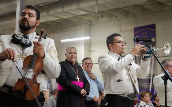Misa y mariachi honran a las madres en la Catedral de Tijuana