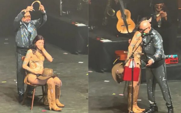Cazzu rompe en llanto tras recibir corona de A.B. Quintanilla en pleno concierto