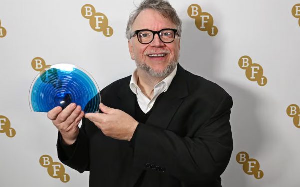 GUILLERMO DEL TORO RECUERDA SUS RAÍCES MEXICANAS AL RECIBIR EL MÁXIMO RECONOCIMIENTO DEL CINE BRITÁNICO