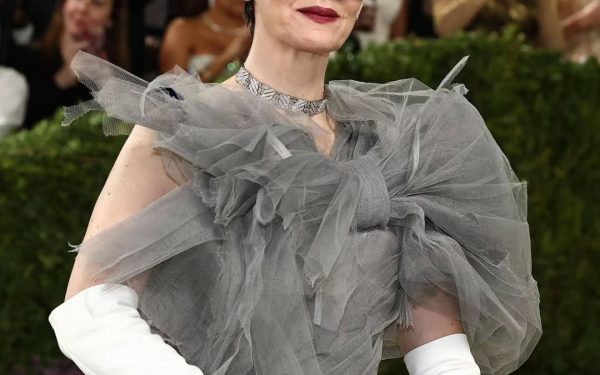 SARAH PAULSON CONVIERTE LA MET GALA 2026 EN UN CAMPO DE BATALLA ENTRE MODA, DINERO Y DOBLE DISCURSO