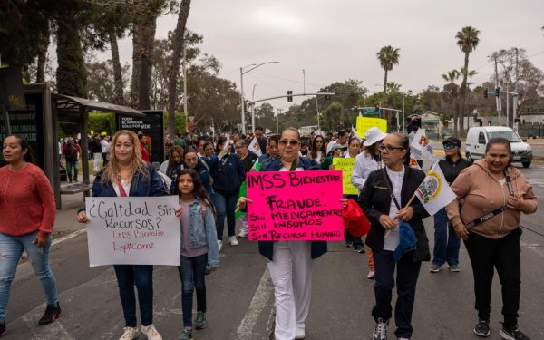 TRABAJADORES DE SALUD SE MANIFIESTAN EN TIJUANA POR CONDICIONES LABORALES