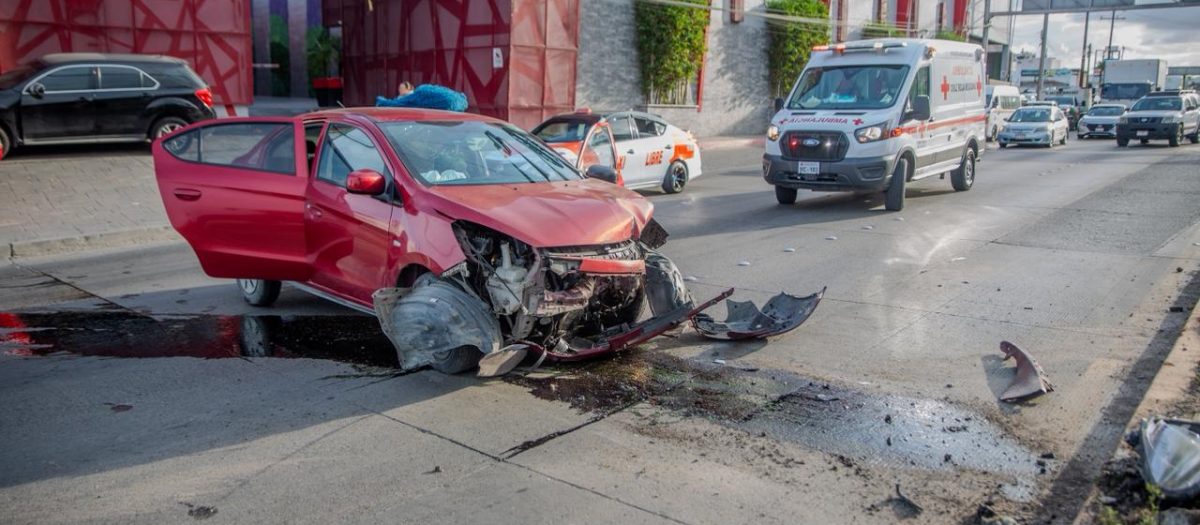 UBER SE IMPACTA CONTRA POSTE EN BULEVAR CLOUTHIER Y DEJA TRES PERSONAS LESIONADAS