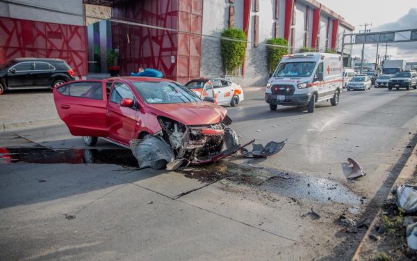 UBER SE IMPACTA CONTRA POSTE EN BULEVAR CLOUTHIER Y DEJA TRES PERSONAS LESIONADAS