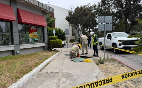 EXPLOSIÓN EN ALCANTARILLA PROVOCA APAGÓN EN COMERCIOS DE ZONA RÍO