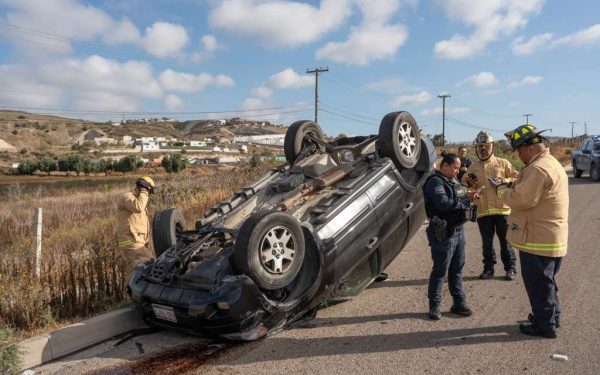 VOLCADURA EN CARRETERA LIBRE TIJUANA–ROSARITO; CONDUCTOR RESULTA ILESO