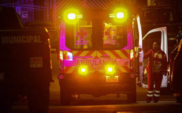 Atacan a hombre mientras descargaba bolsas de mandado de un auto en el fraccionamiento Los Lobos
