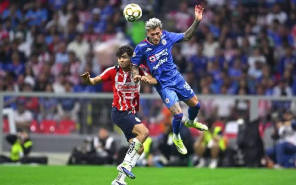 Cruz Azul y Chivas empatan 2-2 en semifinal de ida
