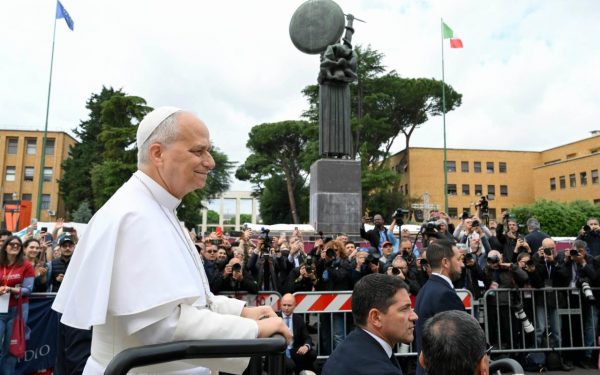 Papa León XIV a universitarios: el rearme enriquece a élites, no defiende pueblos