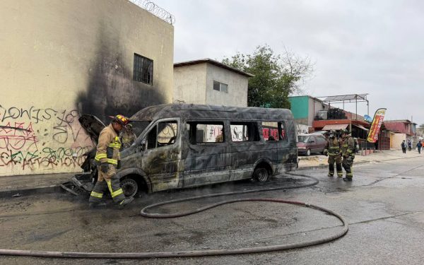 Se incendia calafia del transporte público en el bulevar 2000 de Tijuana