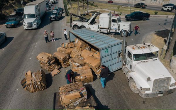 Volcadura de camión con cartón causa caos vial en Libramiento Sur
