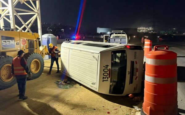 Taxi de ruta vuelca en Bulevar 2000; hallan cervezas dentro