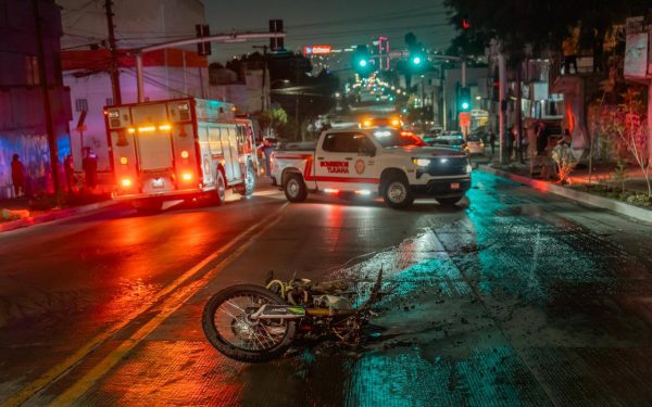 Pareja en moto sufre quemaduras tras choque e incendio en Mexicali