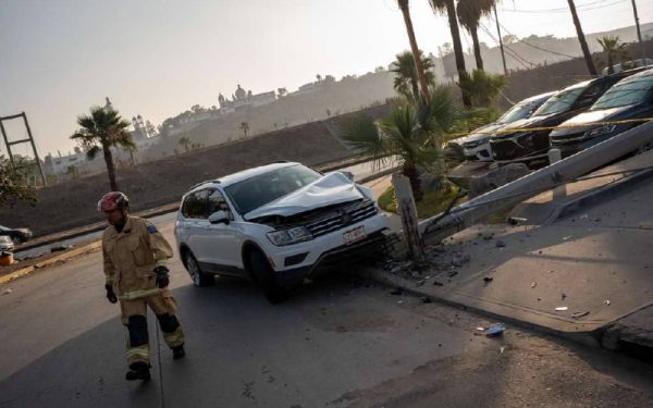 Conductora pierde el control y derriba poste en la Vía Rápida Poniente
