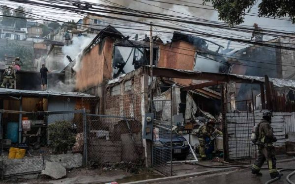 Incendio afecta vivienda de dos niveles en colonia Camino Verde