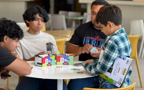 Tijuanenses intercambian estampas Panini rumbo al Mundial 2026