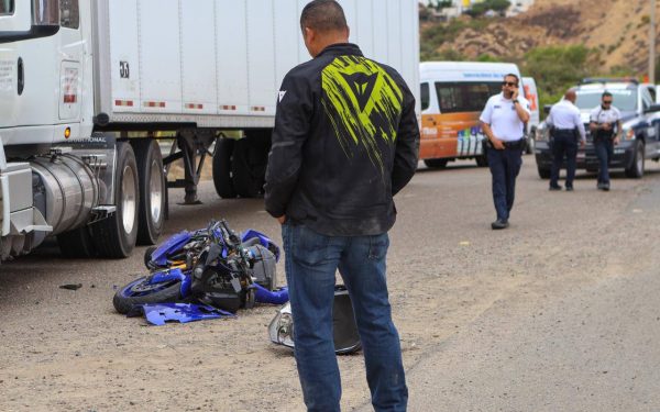Tráiler de Trap Group choca con motociclista en entronque al bulevar 2000