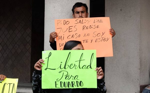 “Su único pecado fue encontrar un teléfono”: madre de José Eduardo exige su liberación en juzgados de La Mesa