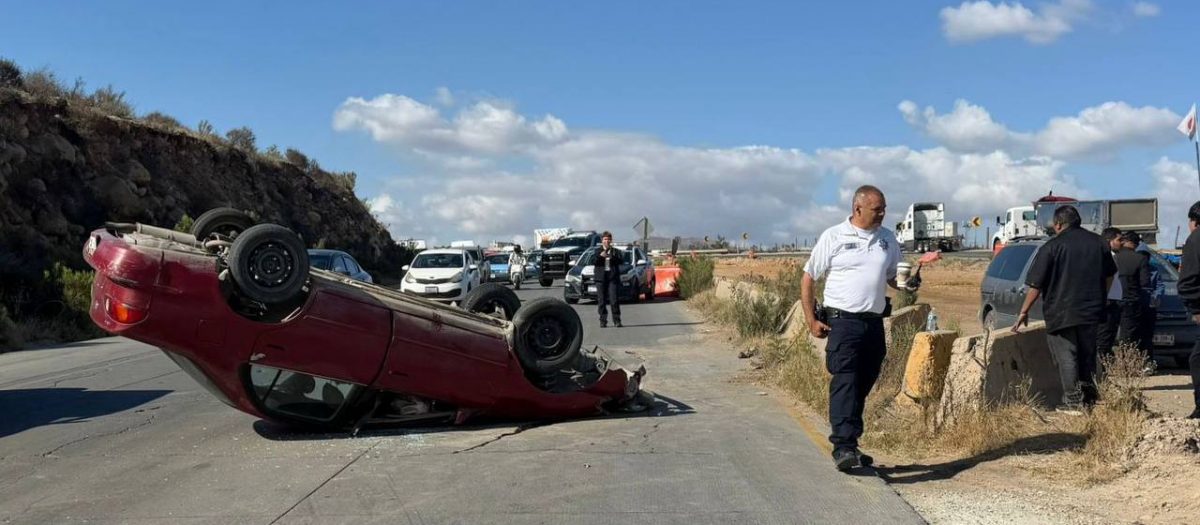 Vuelca automóvil Toyota en bulevar 2000 cerca de caseta Tijuana-Tecate