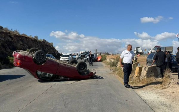 Vuelca automóvil Toyota en bulevar 2000 cerca de caseta Tijuana-Tecate