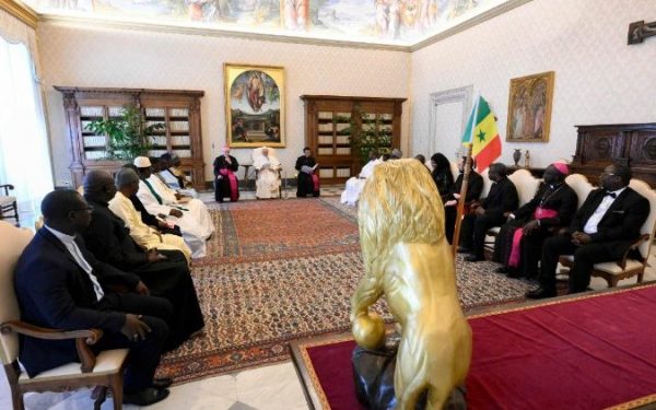 Papa León XIV condena usar a Dios para justificar guerras, discriminación o poder político