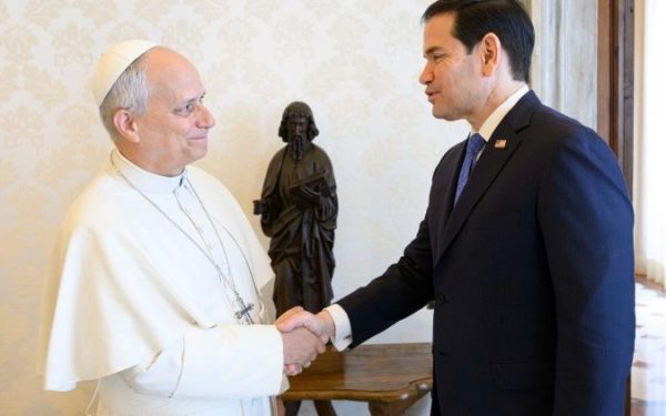 León XIV y Rubio se reúnen en el Vaticano para impulsar la paz mundial