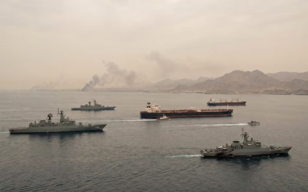 EE.UU. DESPLIEGA FUERZA MILITAR MASIVA PARA ESCOLTAR BARCOS EN EL ESTRECHO DE ORMUZ