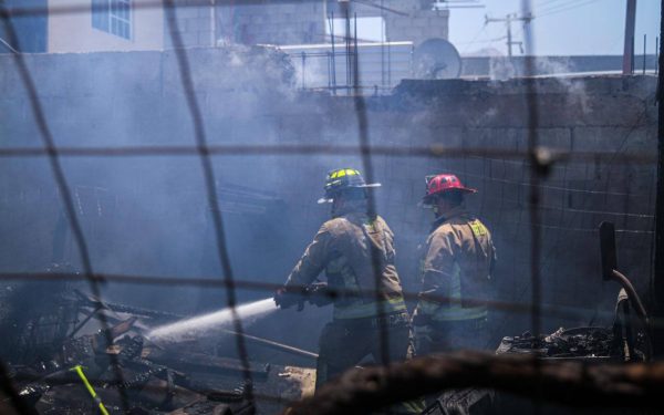 Incendio destruye vivienda en colonia Altiplano; hay afectaciones en casa vecina