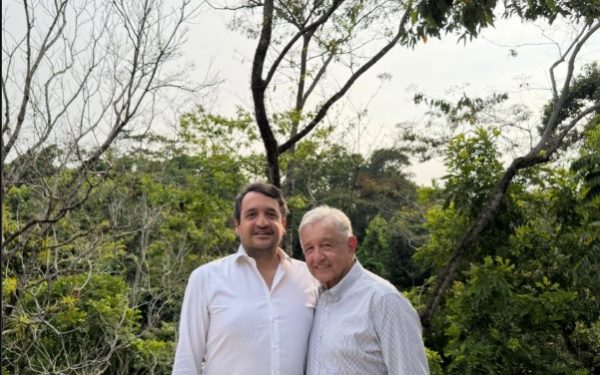 AMLO reaparece en foto junto a su hijo López Beltrán